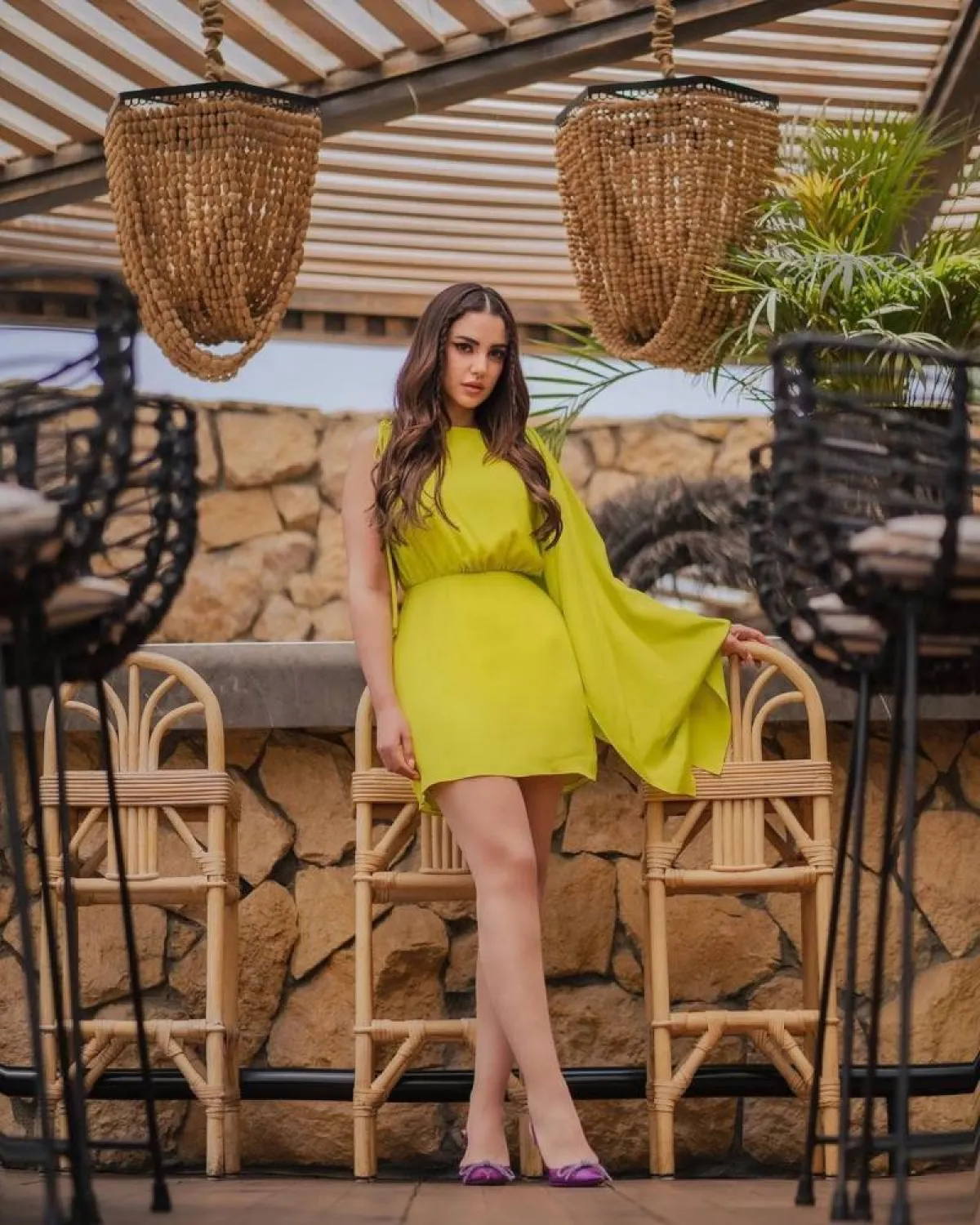 درة زروق بفستان قصير باللون الأصفر 