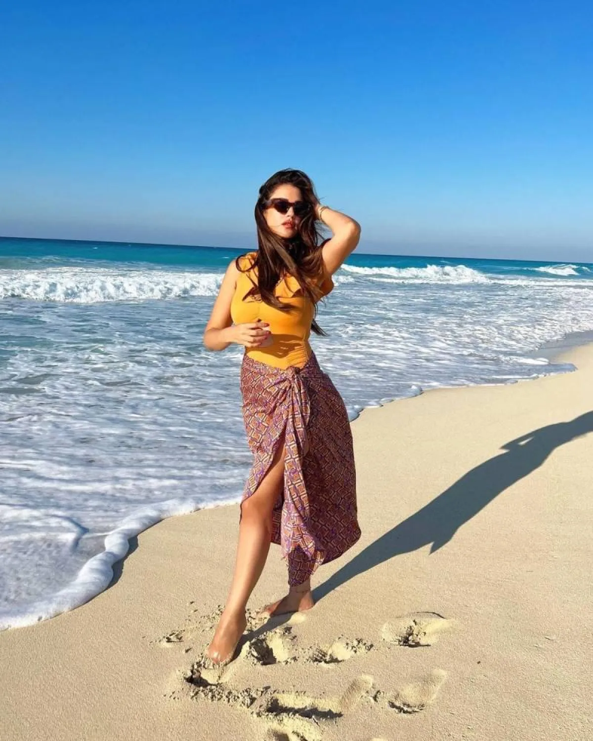 درة زروق بتنورة ملونة صيفية 