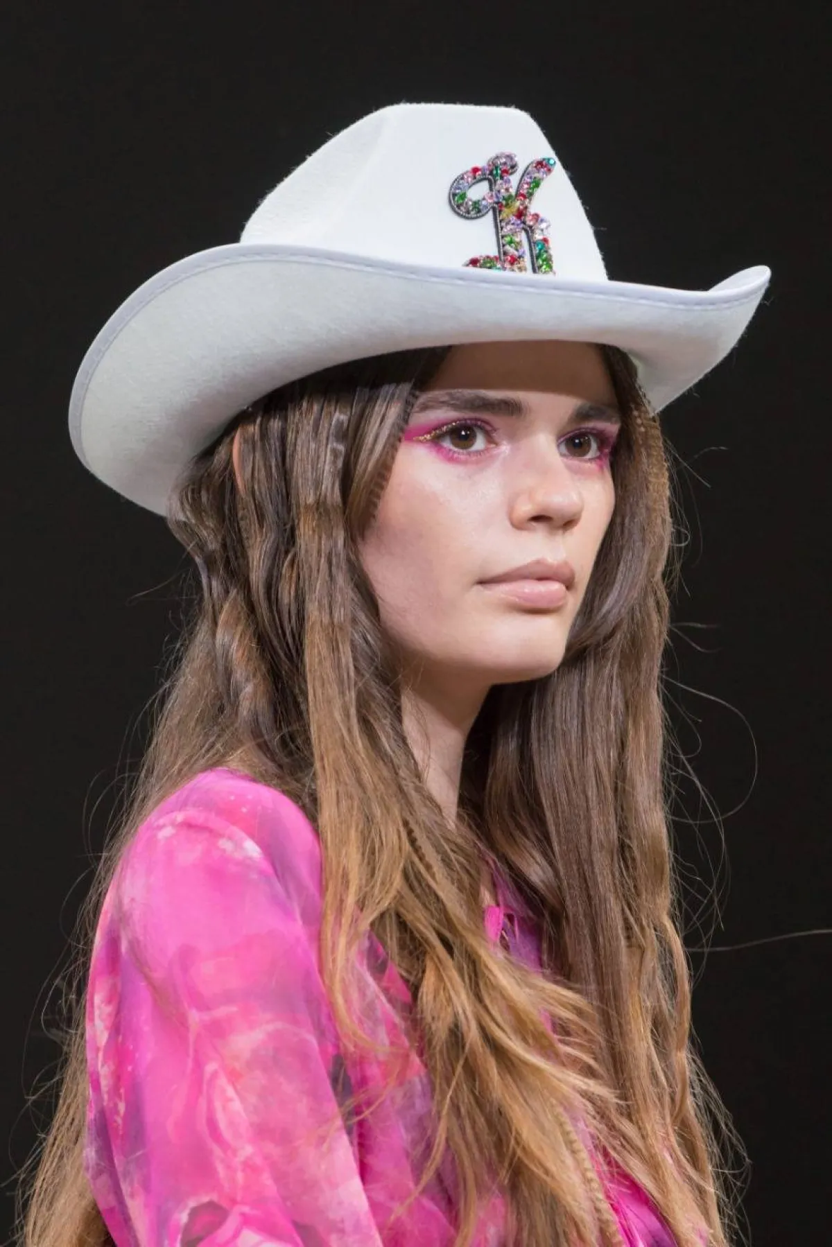 قبعة باللون الأبيض من كيم شوي Kim Shui