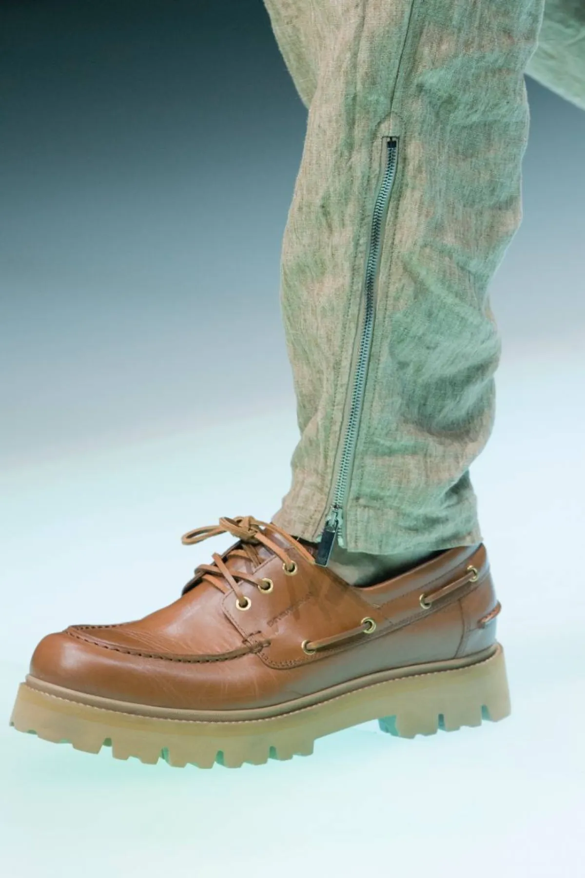 حذاء باللون البني من أمبيوريو أرماني Emporio  Armani 