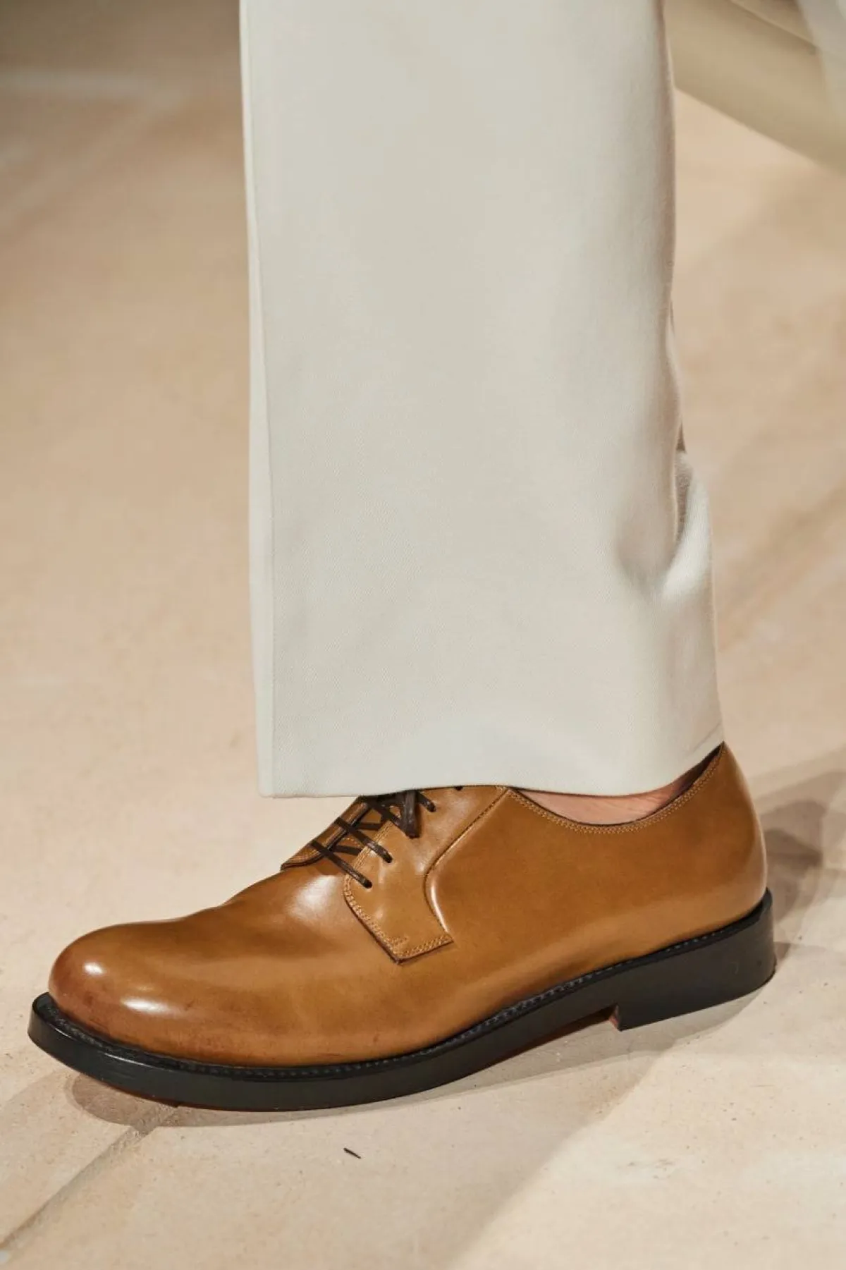 حذاء باللون البني من سلفاتوري فيراغامو Salvatore Ferragamo 