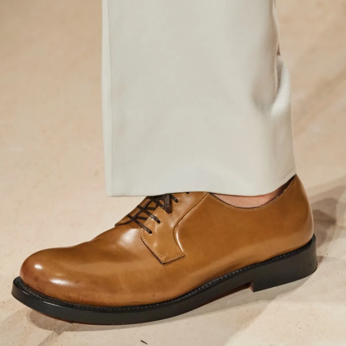 حذاء باللون البني من سلفاتوري فيراغامو Salvatore Ferragamo 