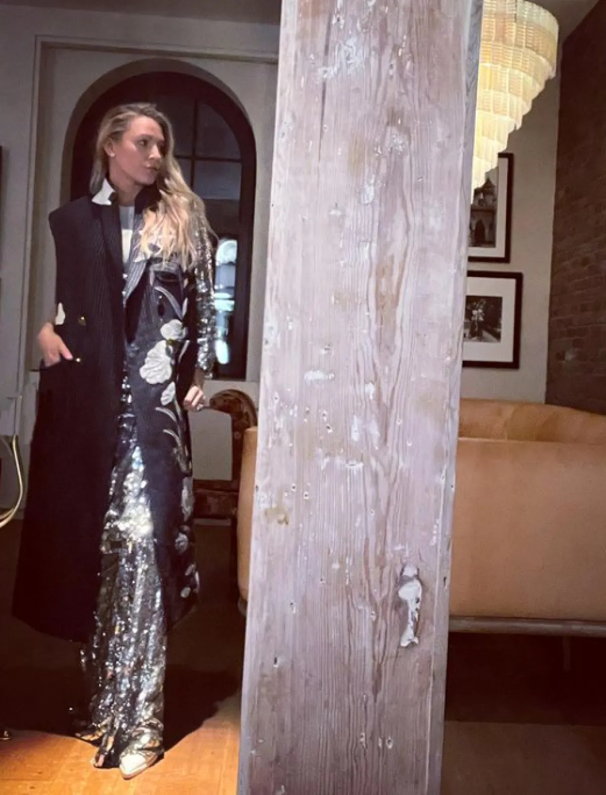 بلايك لايفلي ترتدي الفستان مع سترة مخططة