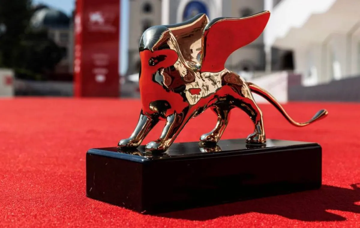 جائزة مهرجان فينيسيا - الصورة من حساب المهرجان على الفيس بوك