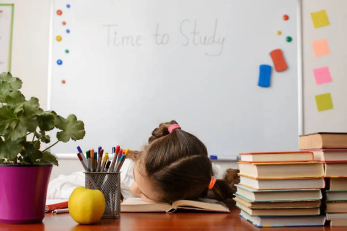 صورة لتلميذة تعاني من قلة التركيز