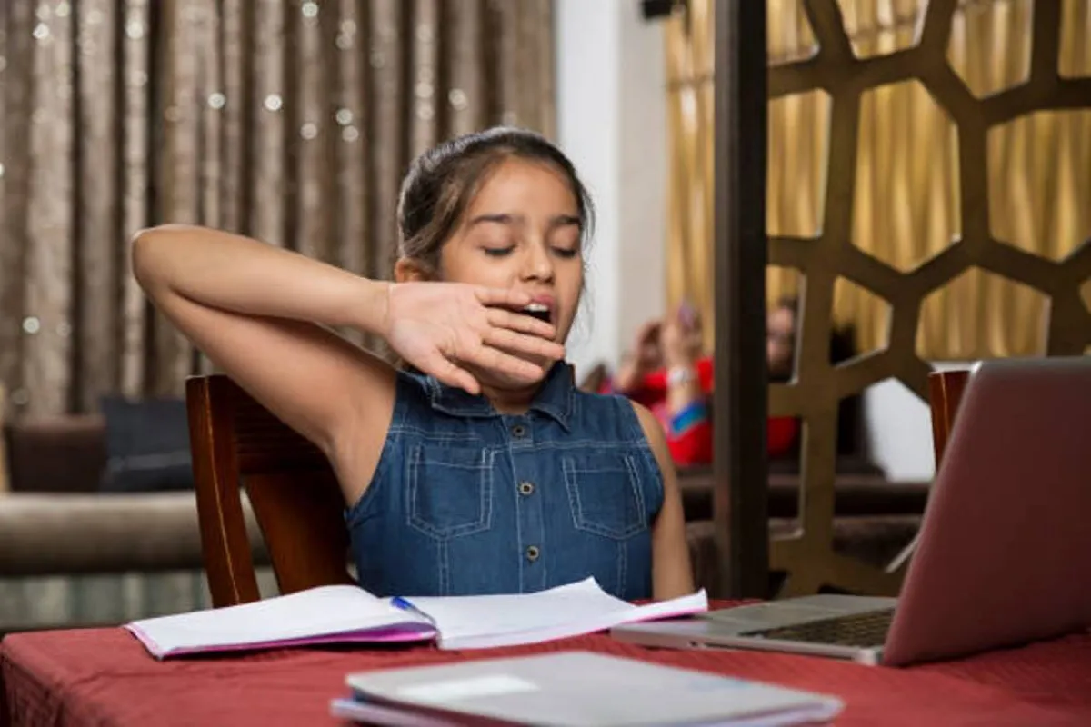 صورة تعبر عن كسل تلميذة بسبب عدم تنظيم نومها