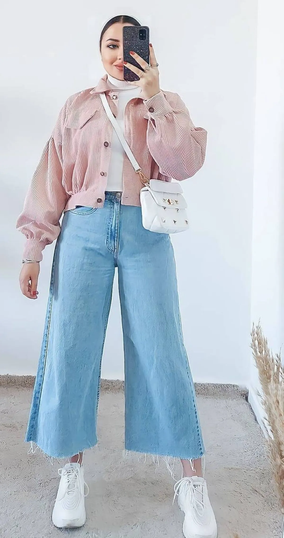 اطلالة شتوية بالجينز الكلوش