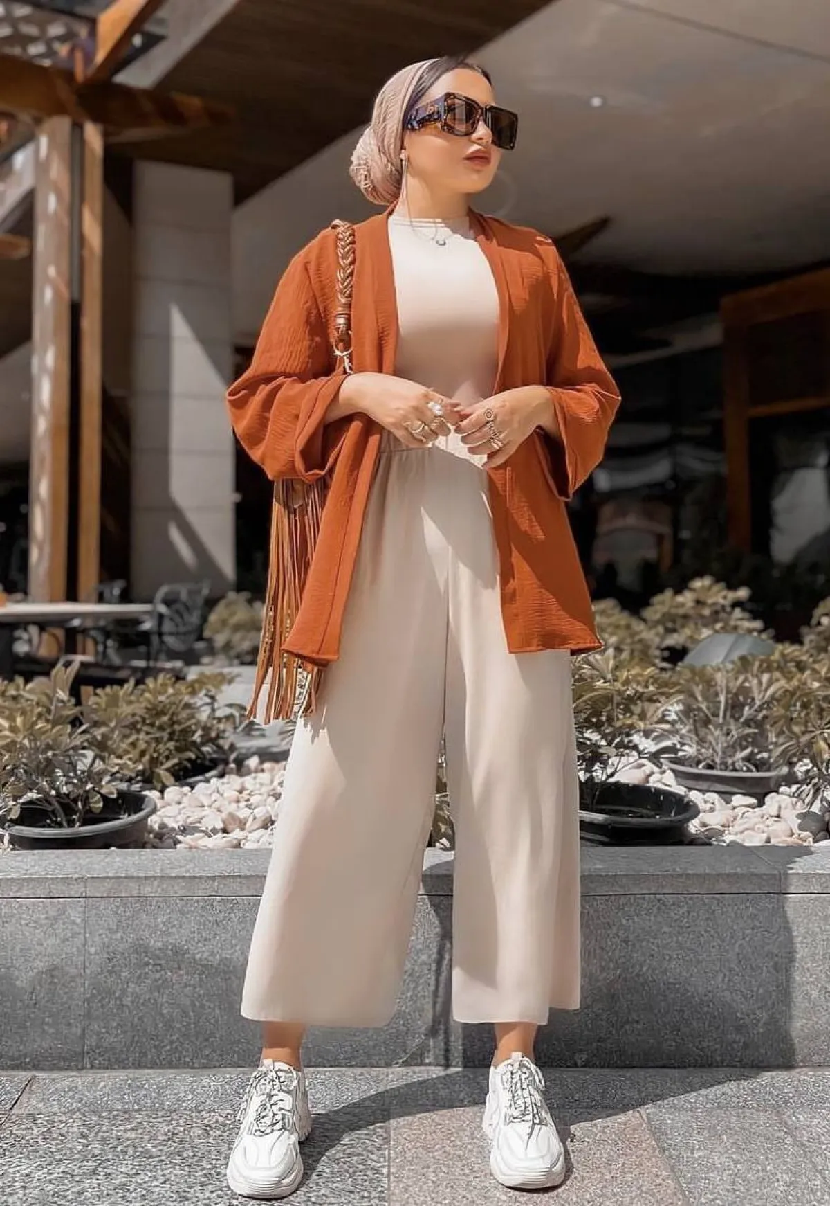 اطلالة اللون البني والبرتقالي