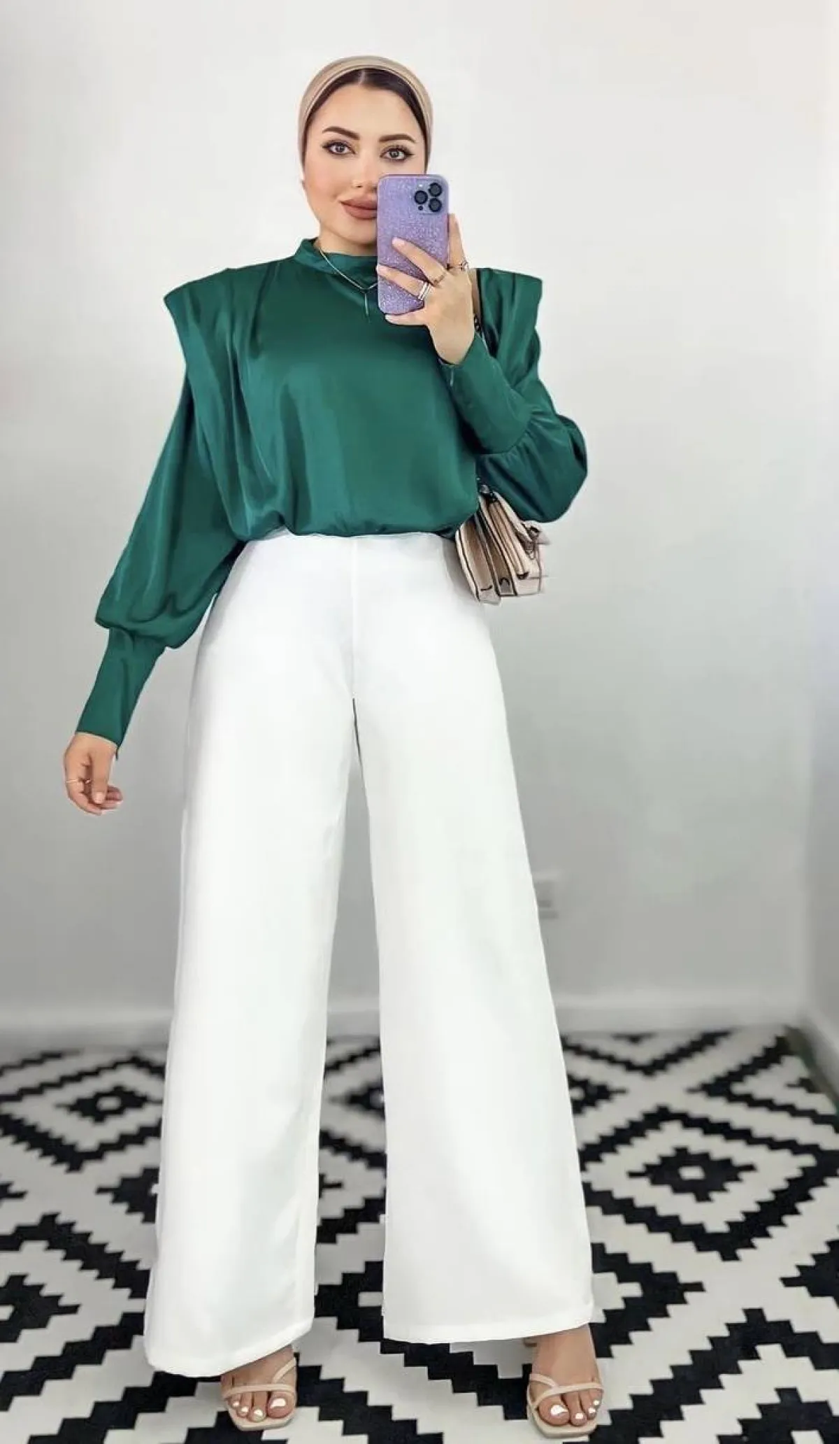 اطلالة عملية بالبنطلون الكلوش