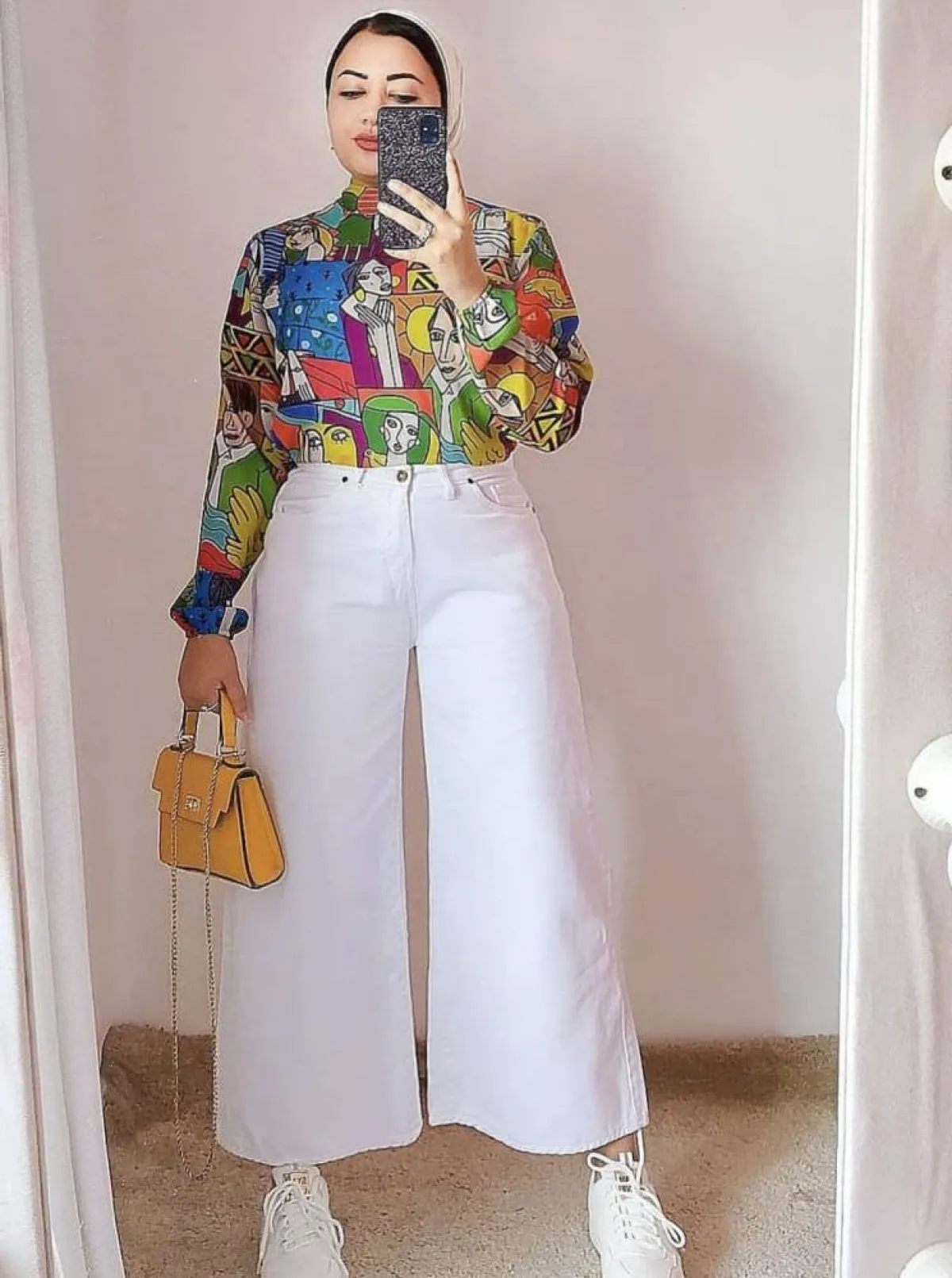 تنسيق الجينز الابيض بصيحة الكلوش