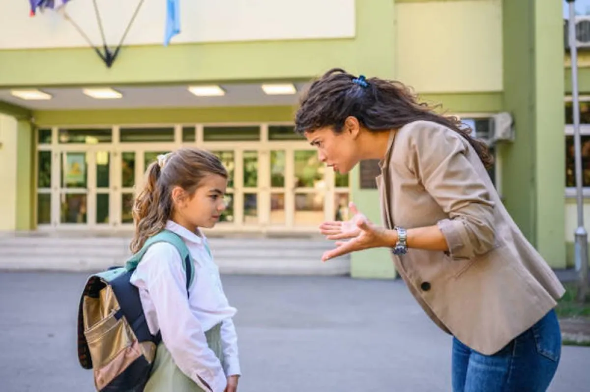 صورة لسلوك خاطيء من الأم مع طفلتها أثناء التوجه للمدرسة