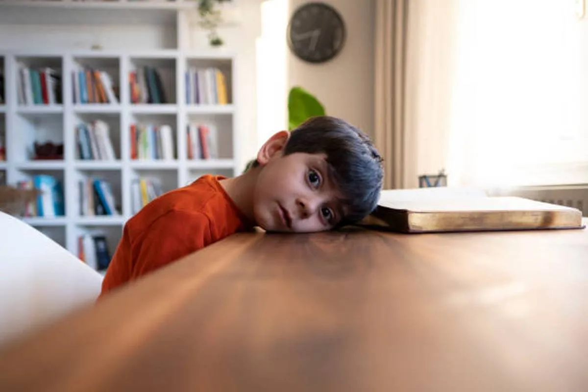 صورة لطفل يبدو عليه التذمر من المدرسة