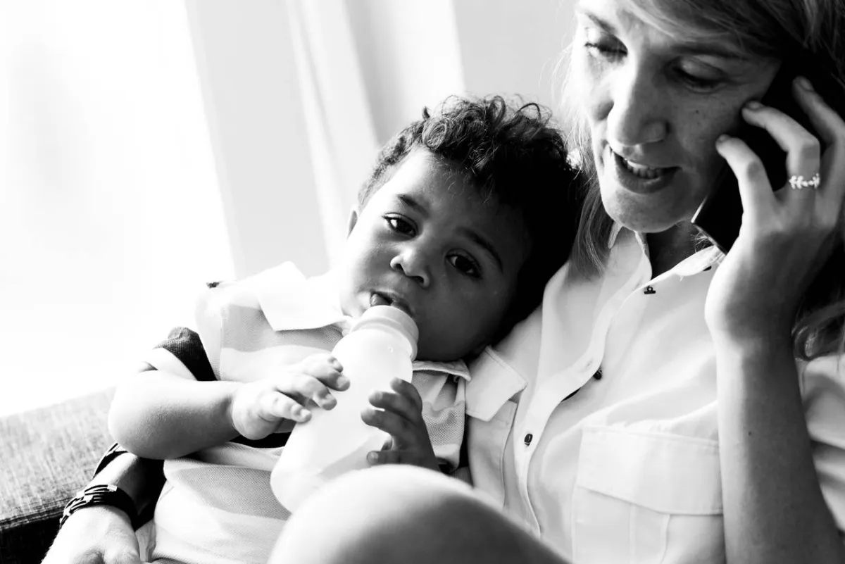 صورة طفل يشرب الحليب 