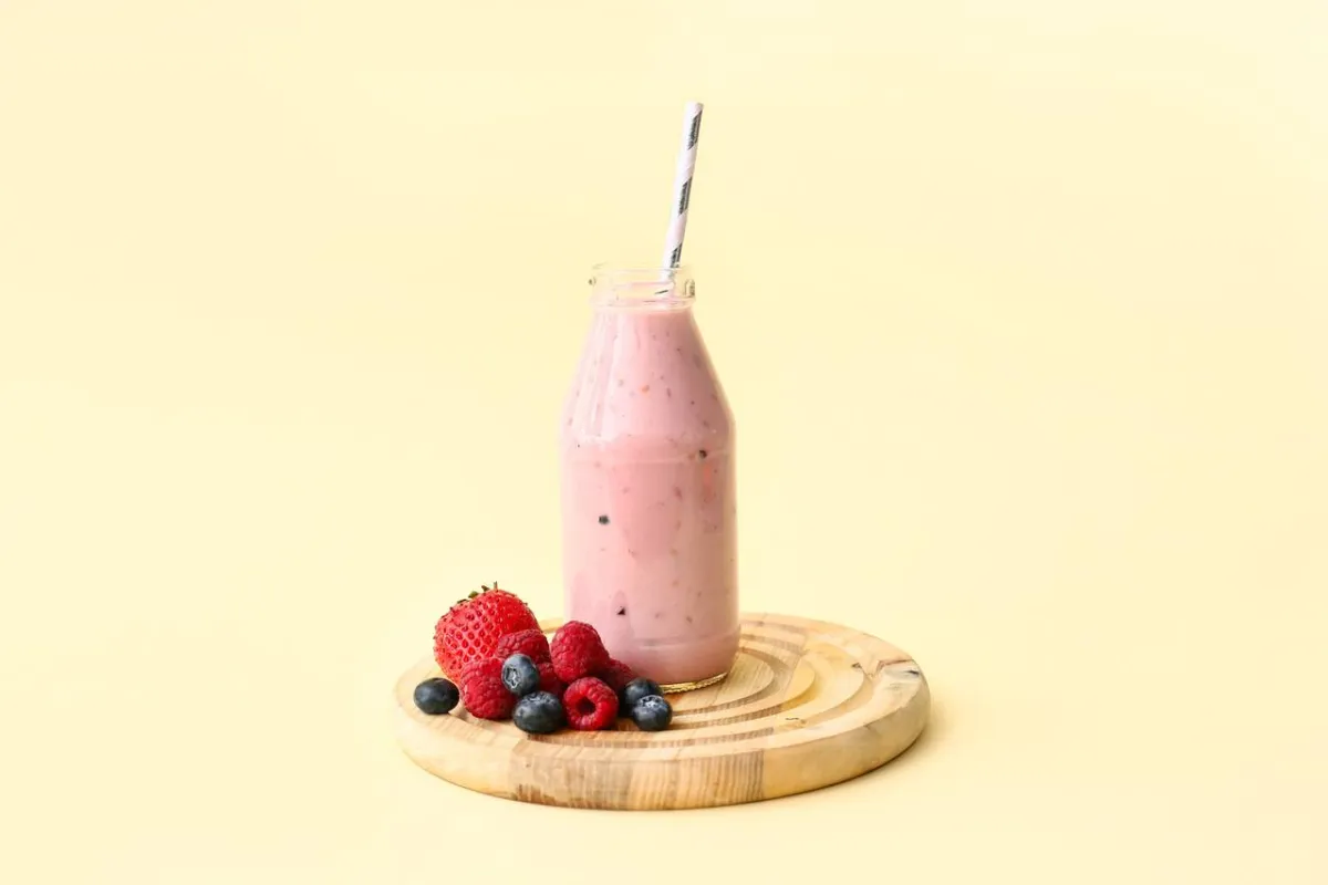 صورة لعصير التوت مع الحليب