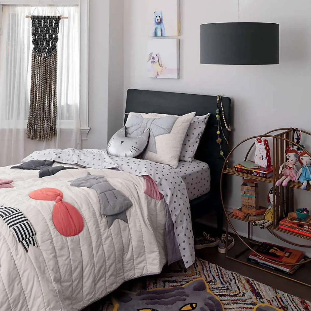 مكتبة دائريّة تحلّ عوضًا عن المنضدة الجانبية