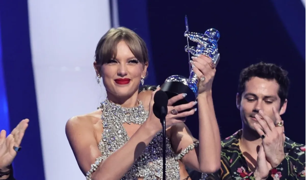 تايلور سويفت تحمل جائزتها