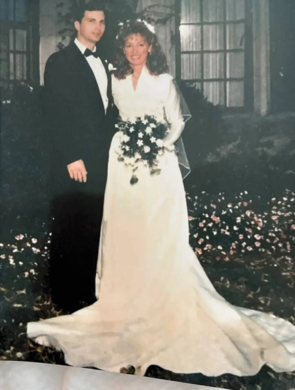 8 فتيات من عائلة واحدة يرتدين فستان الزفاف