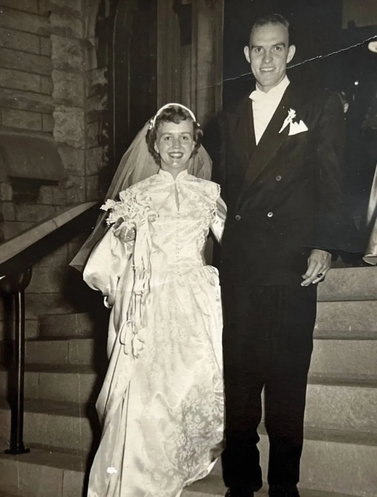 8 فتيات من عائلة واحدة يرتدين فستان الزفاف