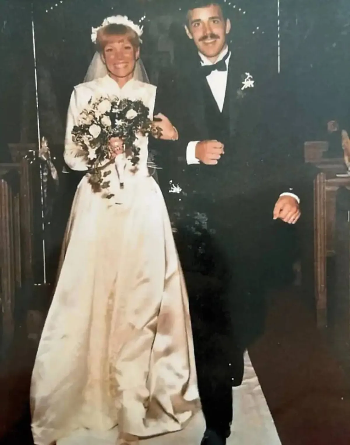 8 فتيات من عائلة واحدة يرتدين فستان الزفاف