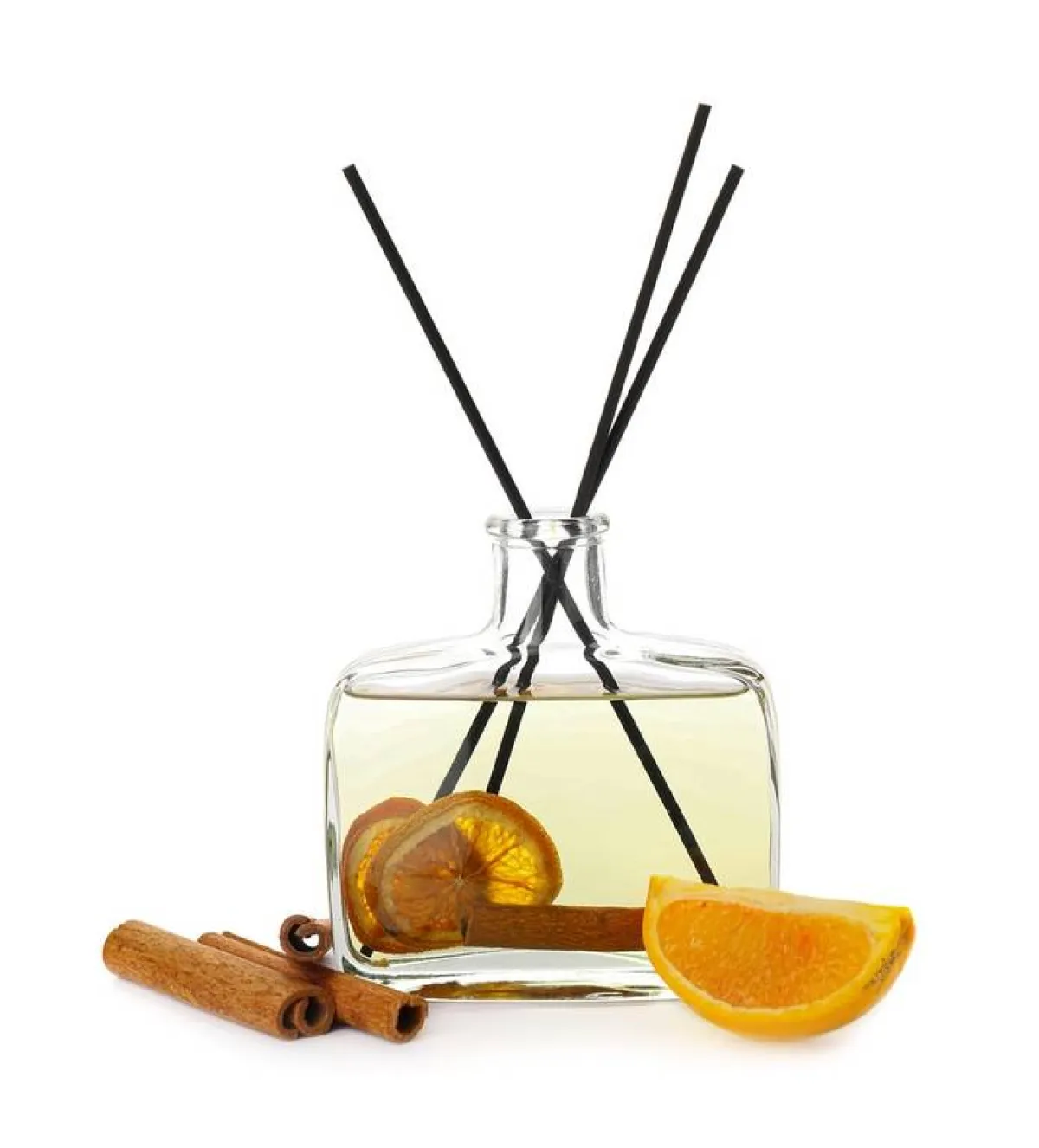 معطّر للجوّ مصنوع عن طريق مزج القرفة وشرائح البرتقال بالماء المغلي