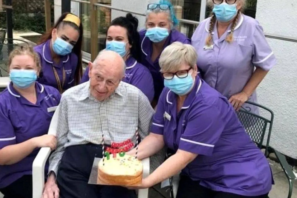 أكبر معمر في بريطانيا يكشف سر بلوغه 110 أعوام