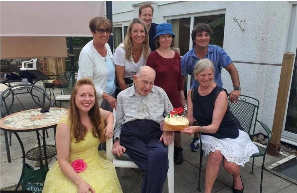 أكبر معمر في بريطانيا يكشف سر بلوغه 110 أعوام