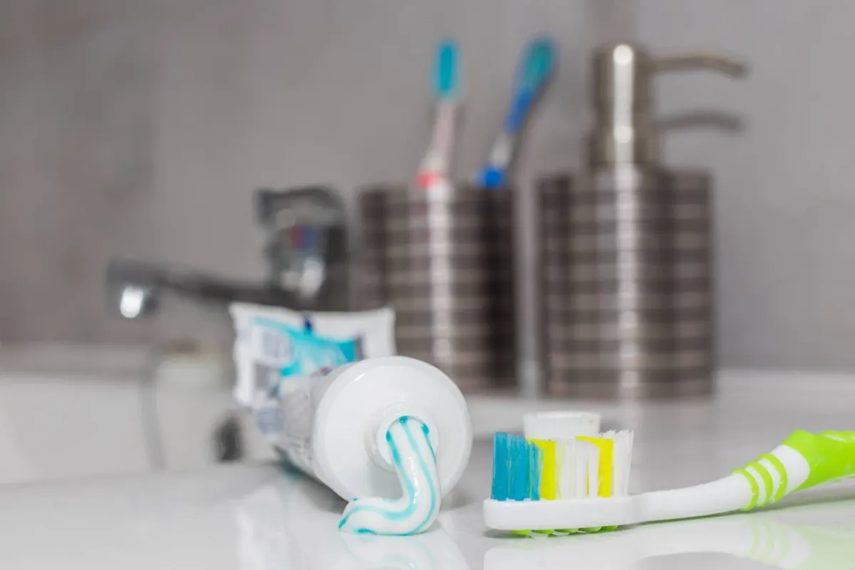 صورة لفرشاة الأسنان والمعجون