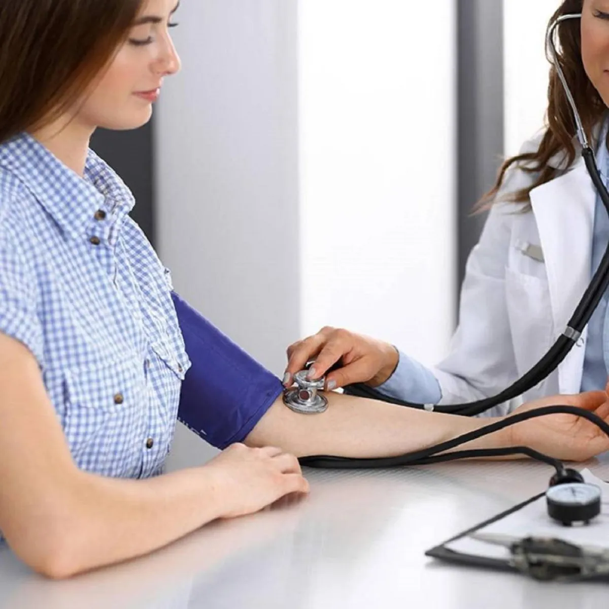 صورة لحامل وطبيبة