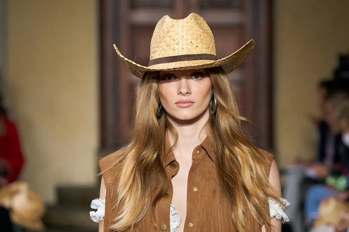 تنسيق القبعة من لويزا سبانيولي Luisa Spagnoli