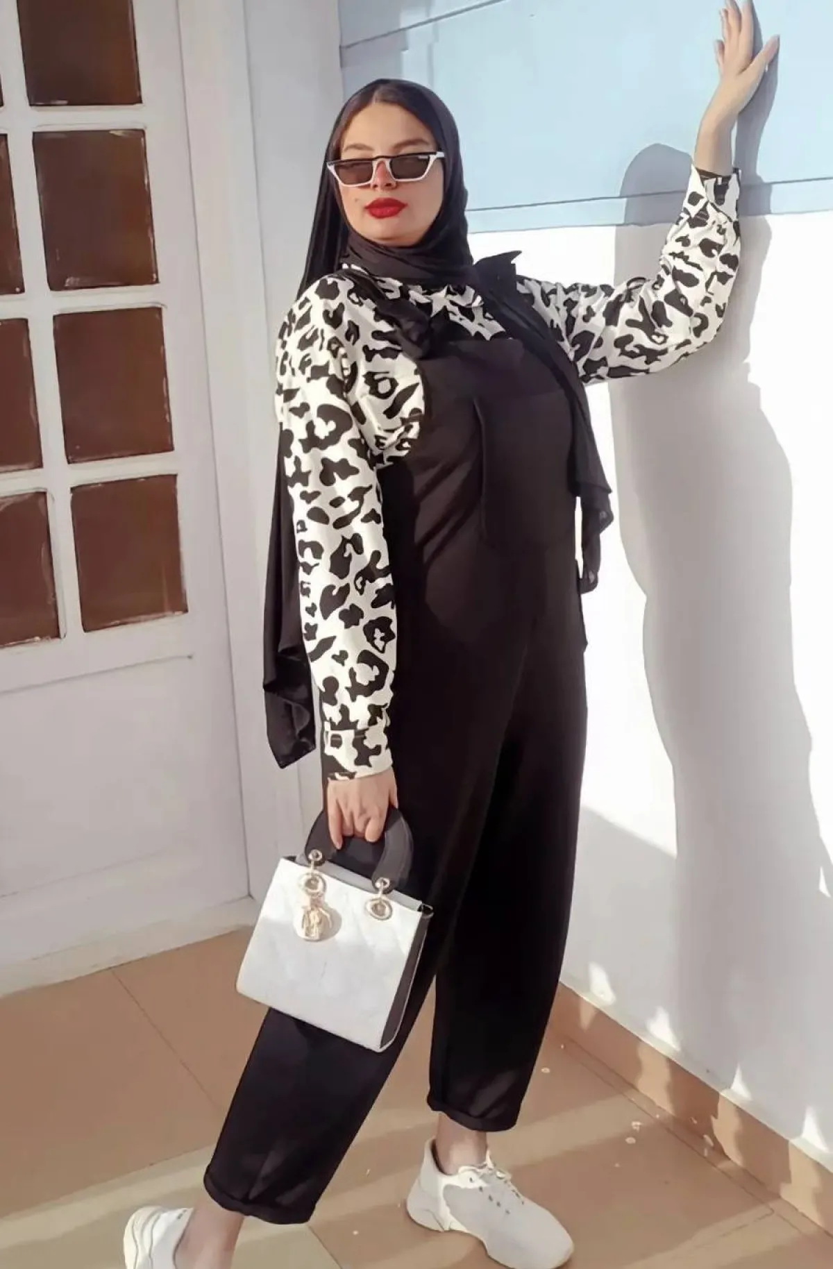 شهد عبدالعاطف بجمبسوت مع القميص المطبع