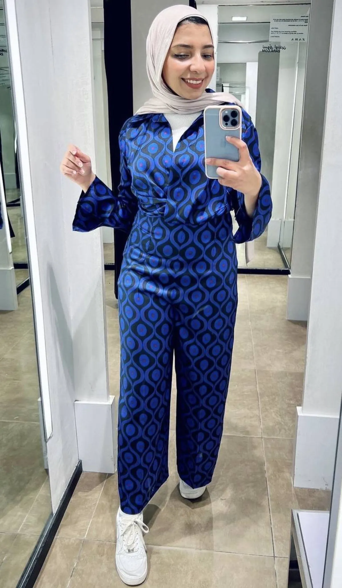 سارة ثروت بجمبسوت ساتان