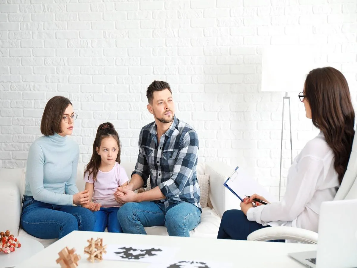 صورة لأسرة في عيادة دكتورة نفسية