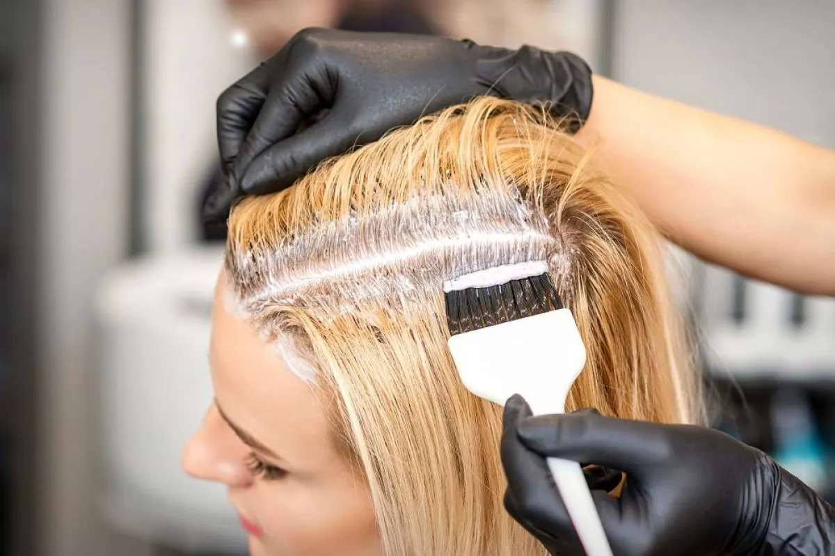 صبغ جذور الشعر