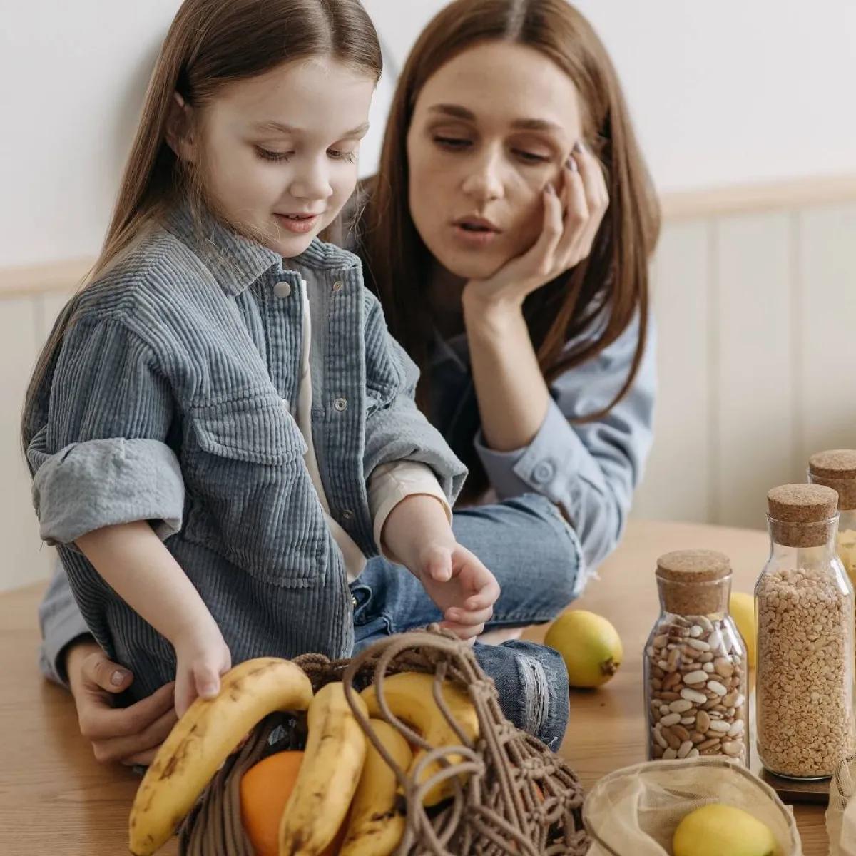 صورة لطفلة وأمها