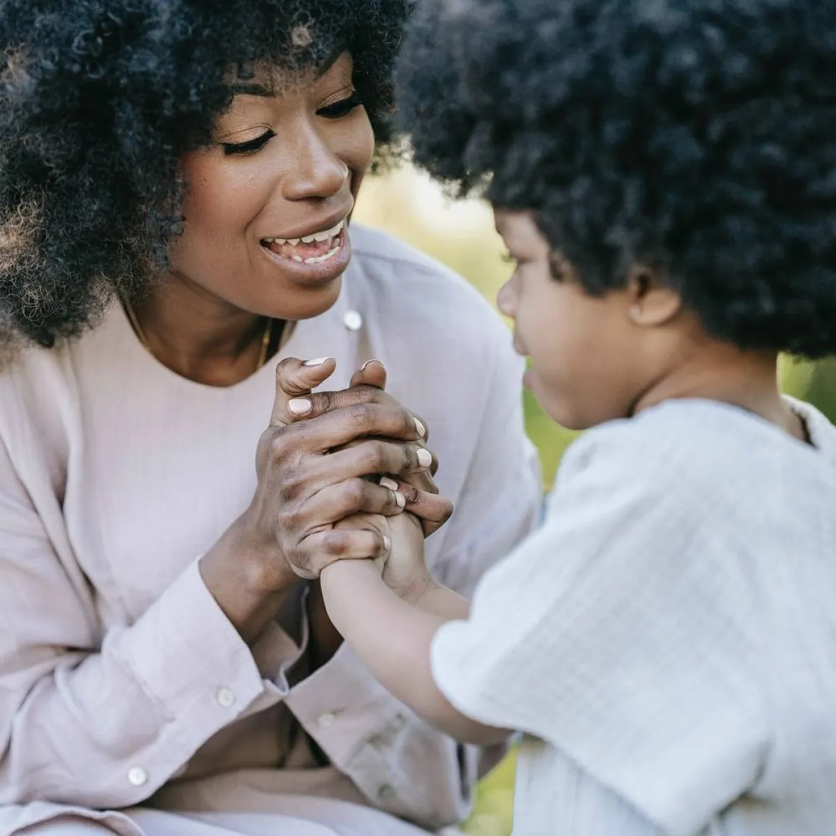 صورة لأم وطفلتها