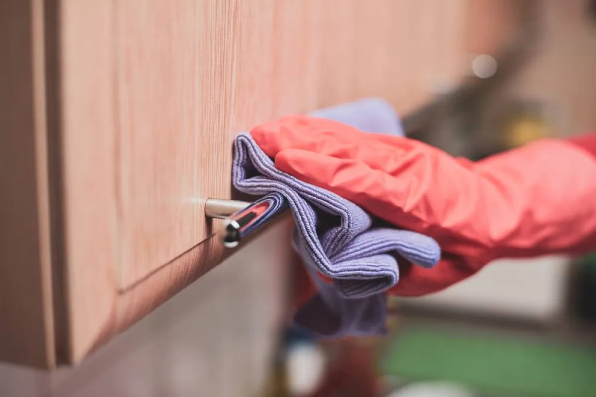 زيت النعناع يُستخدم في تنظيف الأسطح المختلفة في المطبخ