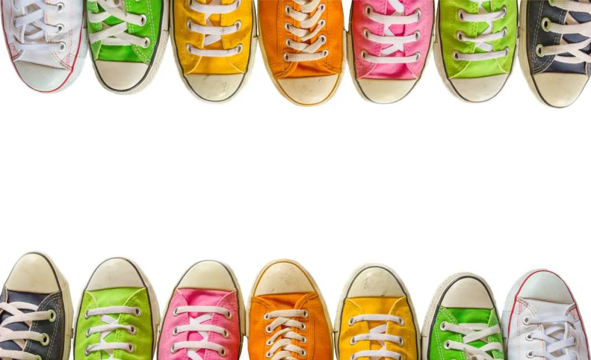 تنظيف الأحذية القماشية الملونة