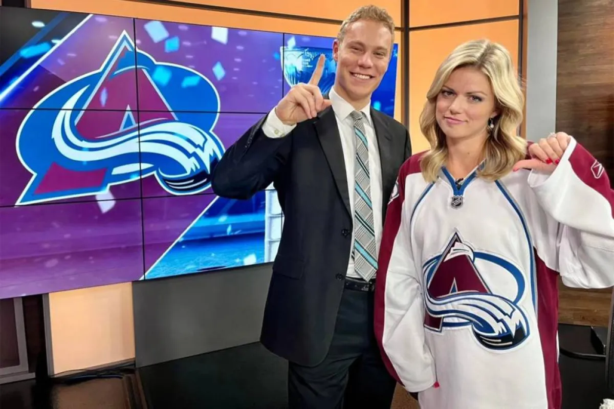 صورة نينا باتشولكي مع زميلها بالعمل