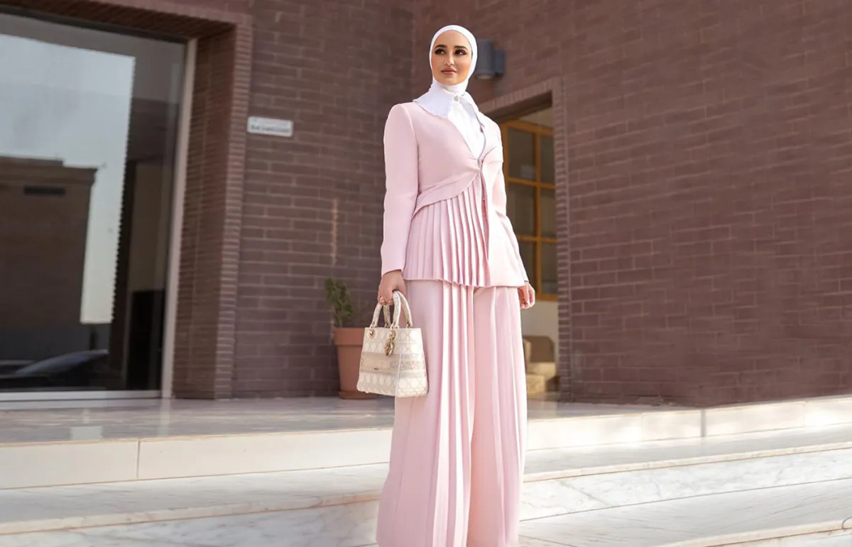 دلال الدوب ببدلة رسمية