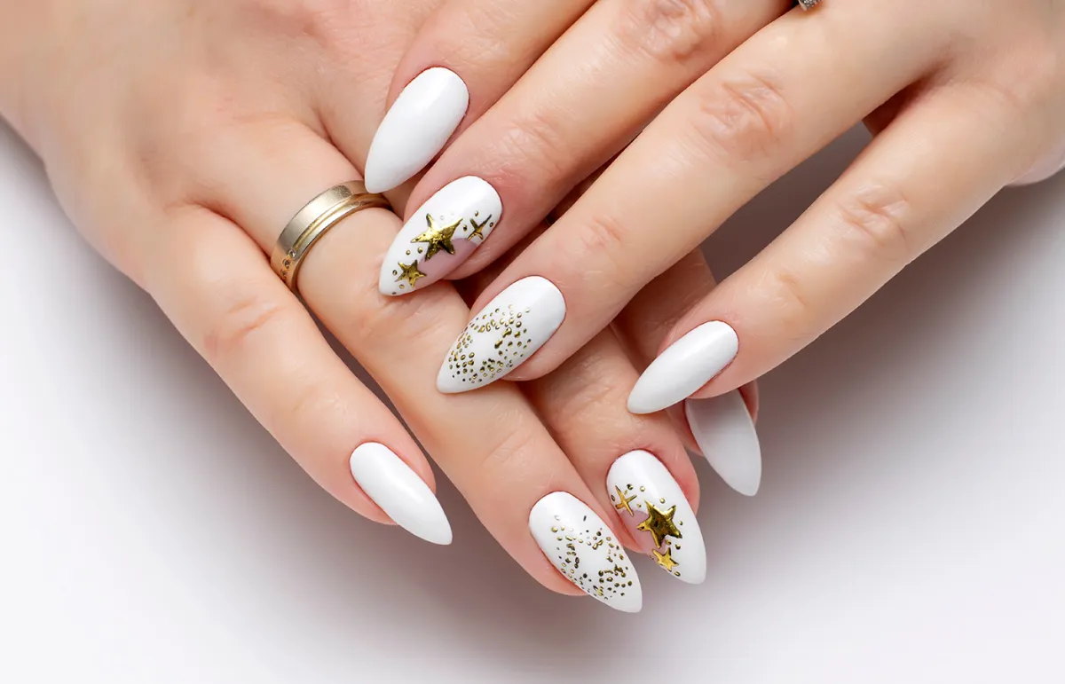 طلاء أظافر أبيض وذهبي للعروس