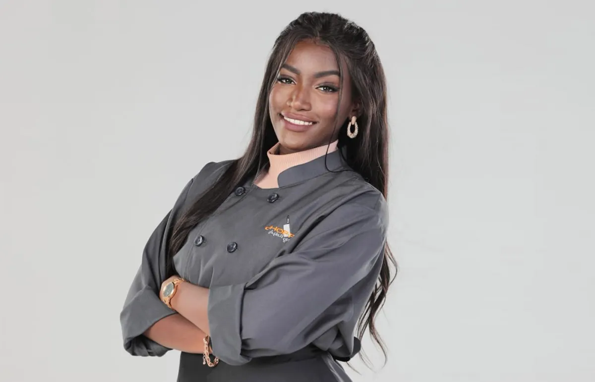 تسريحة الويفي المنسدلة مع الغرة المسحوبة(الصورة من حسابها على إنستغرام)