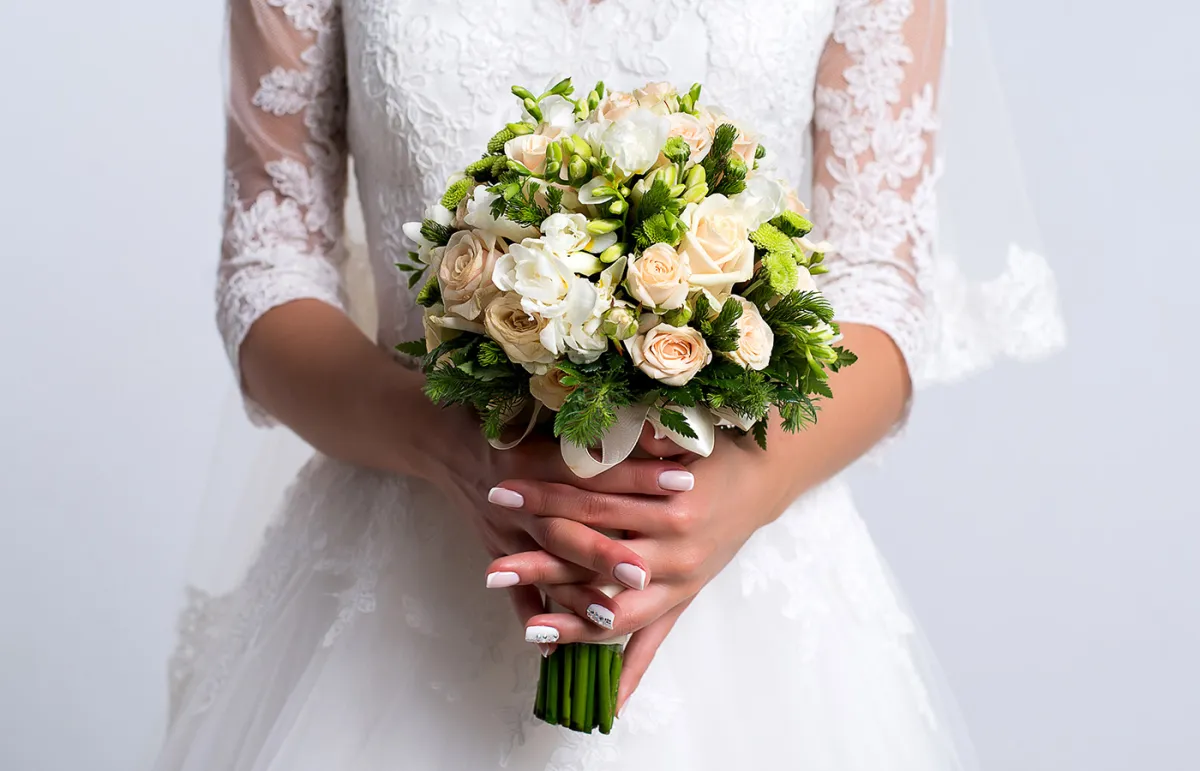 كيف تنسق العروس لون طلاء الأظافر مع ألوان باقة الورد؟