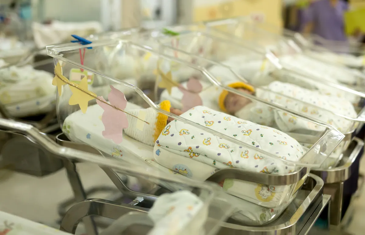 تحدث كل 10 ملايين ولادة.. أمريكية تضع مجموعتين من التوائم