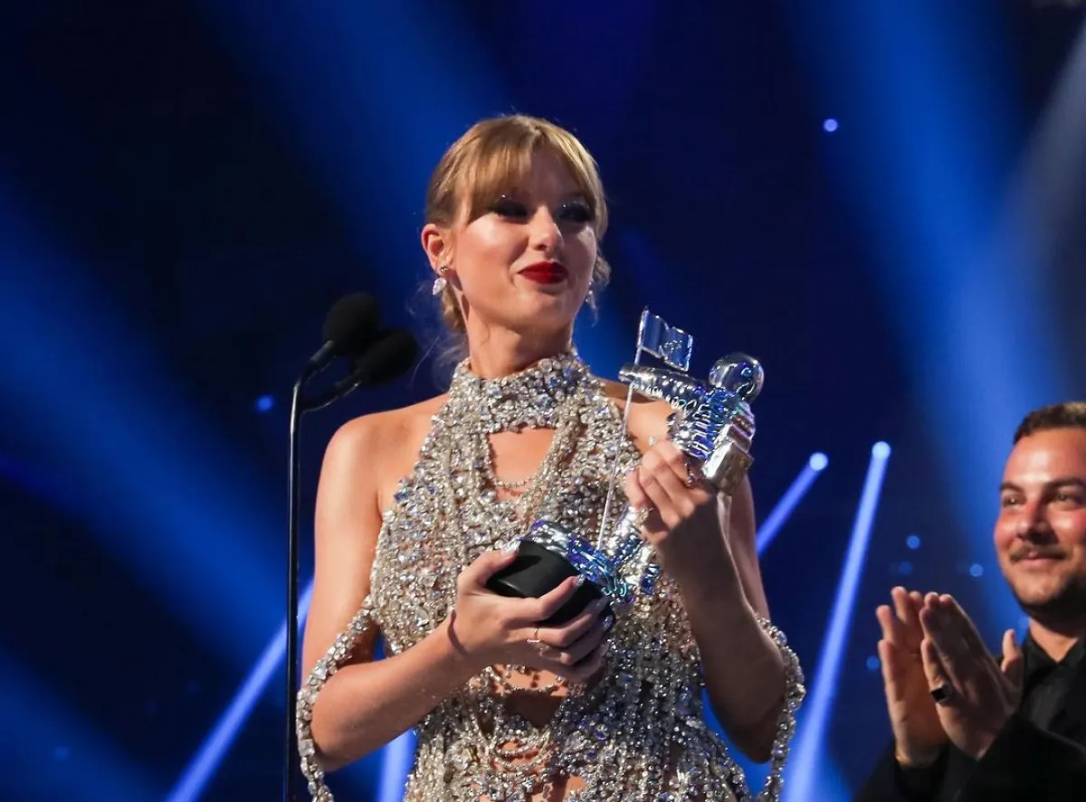 تايلور سويفت Taylor Swift -الصورة من حساب بايج سيكس على إنستغرام