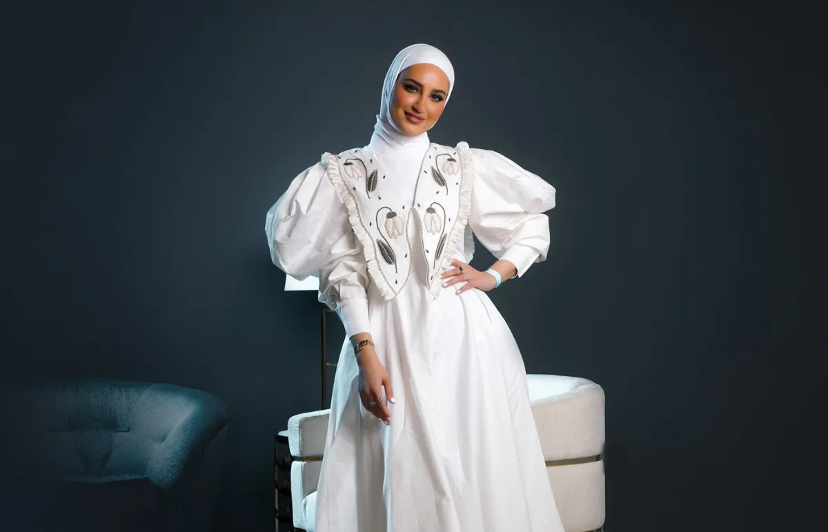 دلال الدوب بفستان ابيض مطرز