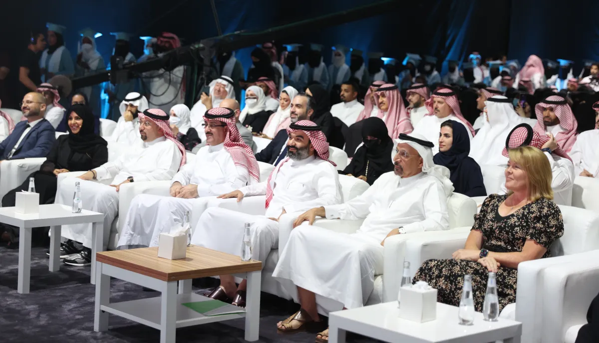 حضور الوزراء حفل تخريج أول دفعة من أكاديمية مطوري آبل النسائية 