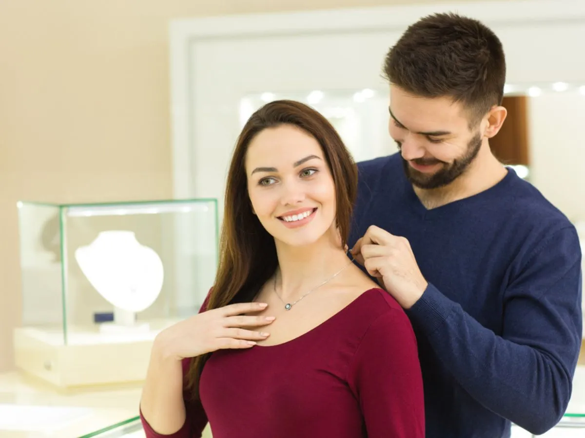 صفات الزوج الذي يحب زوجته