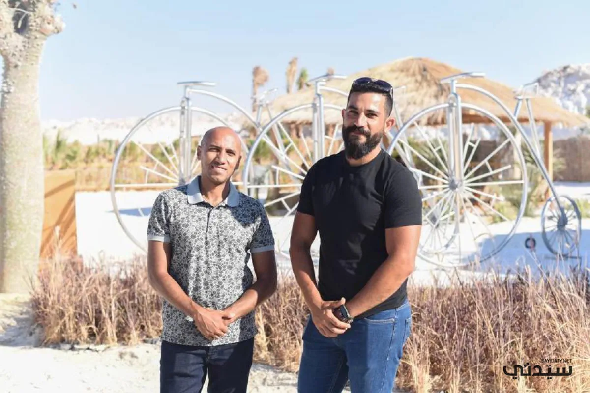 منحوتة أصدقاء غير عاديين