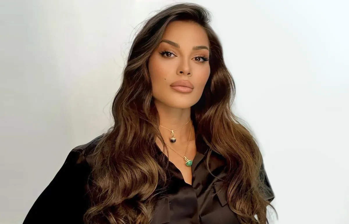 نادين نجيم بقلادات الأحجار الكريمة