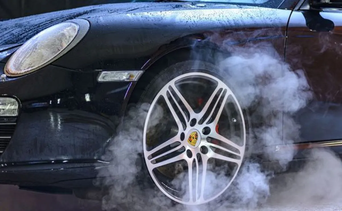 مخاطر رش المياه على المكابح الساخنة